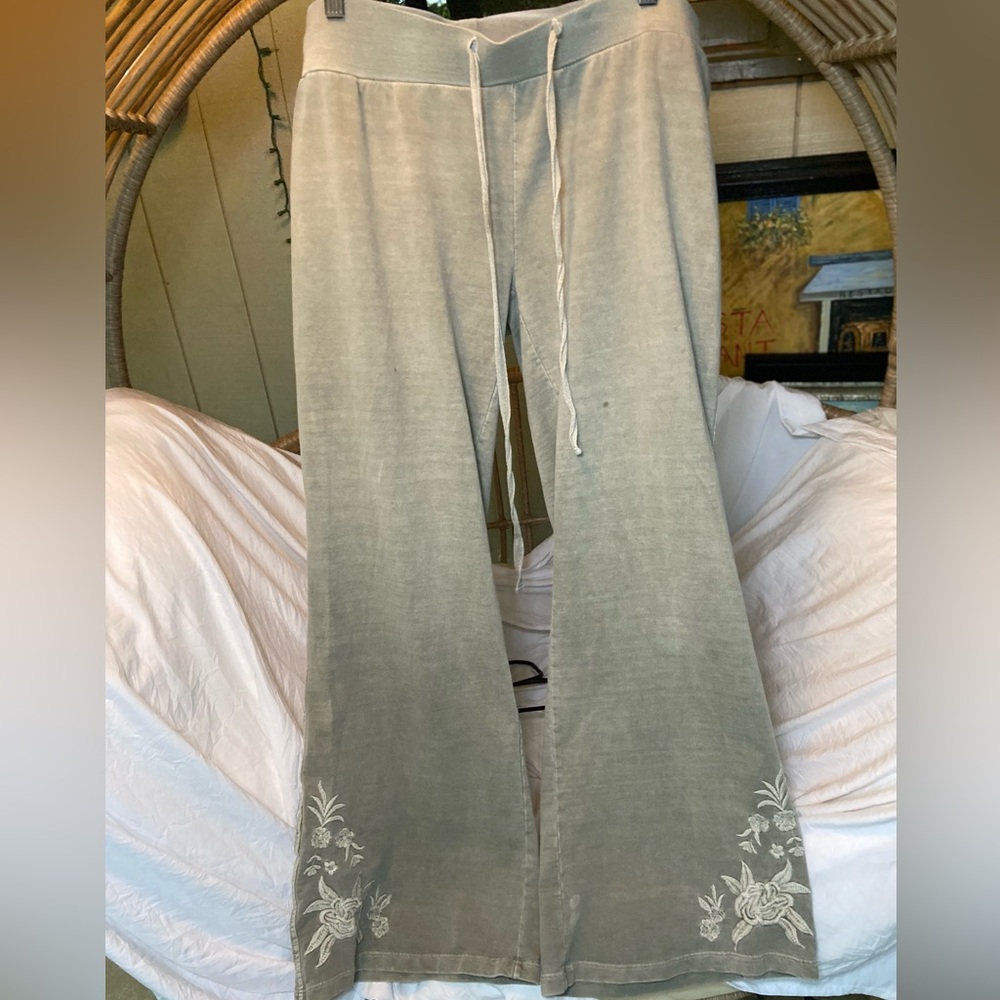 Embroidered Hem Wide-Leg Sweatpants — Light Olive